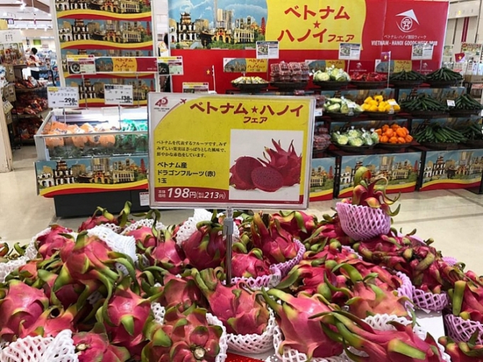 Thanh long Việt Nam trên kệ hàng siêu thị ở Nhật Bản. Ảnh: TL.