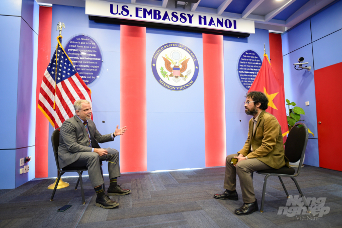 Trưởng ban Thư ký tòa soạn Báo Nông nghiệp Việt Nam (phải) trò chuyện với Tham tán nông nghiệp Đại sứ quán Mỹ tại Việt Nam Robert Hanson. Ảnh: Tùng Đinh.