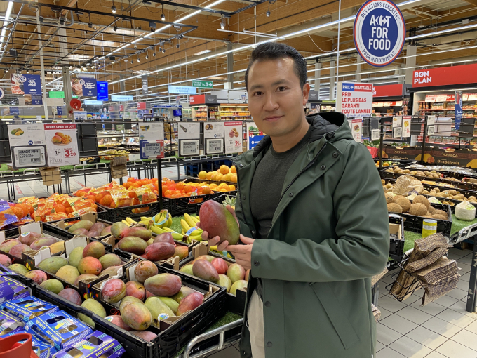 Kệ hàng hoa quả Việt ở siêu thị Hà Lan. Ảnh: NVCC.
