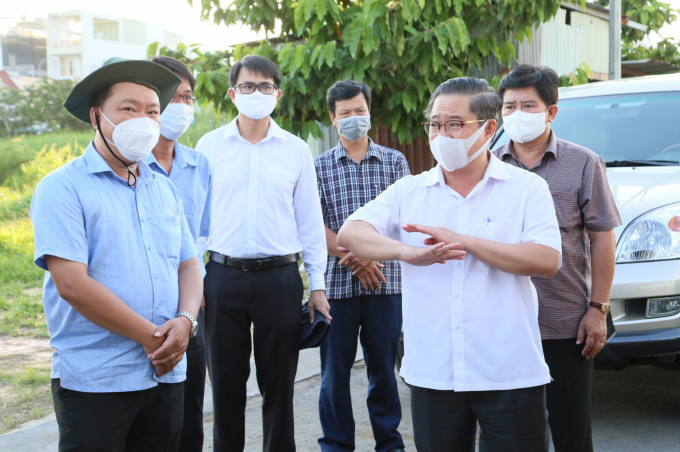 Mr. Tran Viet Truong (right) - Chairman of the Municipal People's Committee of Can Tho: To determine the link between the Mekong Delta, Ho Chi Minh City, and Southeast region, it is necessary to identify the bottlenecks in this connection. Photo: Le Hoang Vu.