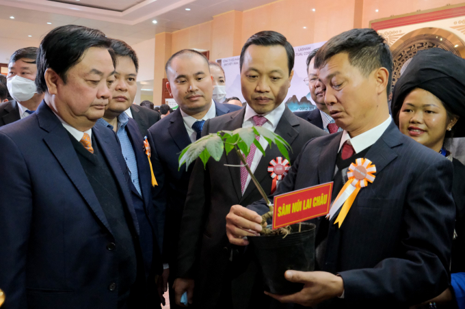 Minister Le Minh Hoan and Chairman of Lai Chau Provincial People's Committee Tran Tien Dung at the Conference of Agricultural Investment Promotion in Lai Chau Province in 2021. Photo: Ba Thang.