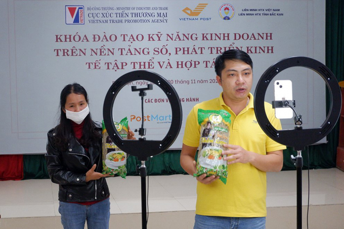 Nông dân Bắc Kạn được đào tạo cách livestream bán hàng trực tuyến bởi chuyên gia của Vietnam Post.