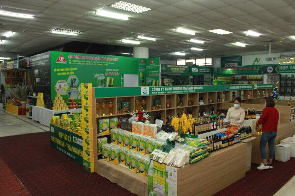 Các gian hàng tại Điểm tiêu thụ nông sản đã sẵn sàng phục vụ người tiêu dùng Thủ đô. Ảnh: XTTM.
