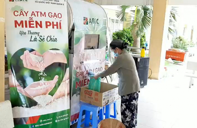 Cây ATM gạo của Bảo hiểm Agribank tại 'tâm dịch' TP. HCM giúp nhiều người dân vơi bớt khó khăn. Ảnh: NH.