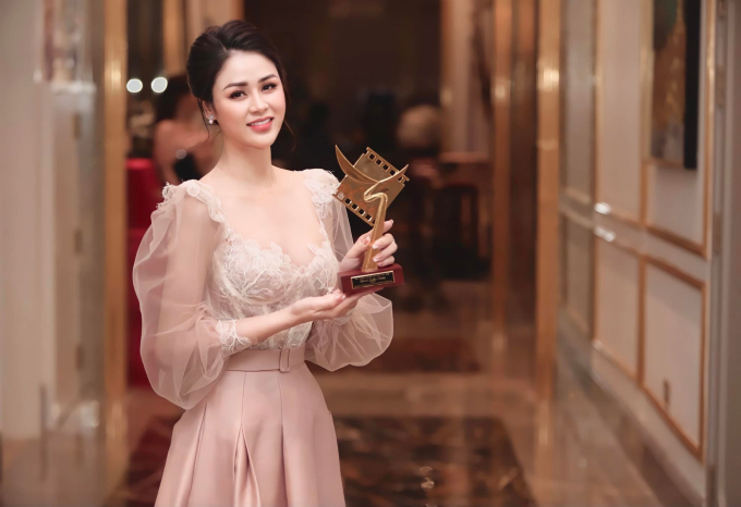 Diễn viên Lương Thu Trang vừa được trao tặng Cánh Diều Vàng của Hội Điện ảnh VN.