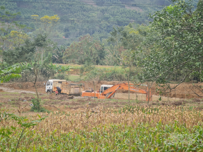 Doanh nghiệp ngang nhiên múc đất soi bãi của dân để lấy cát sỏi tại xã Thiện Kế, huyện Sơn Dương. Ảnh: Văn Đào.