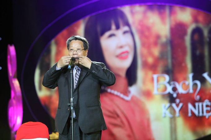 Nhạc sĩ Trần Quang Hải biểu diễn trong chương trình 'Bạch Yến kỷ niệm 60 năm ca hát'.