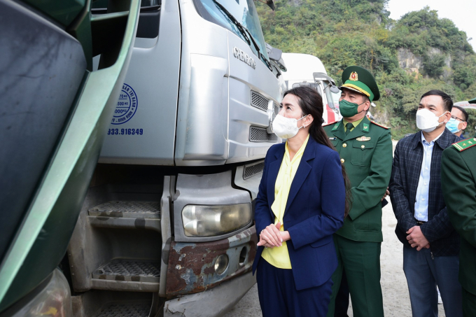 Bà Đoàn Thu Hà, Phó Chủ tịch UBND tỉnh Lạng Sơn thị sát tình hình lưu thông hàng hóa tại cửa khẩu. Ảnh: Tùng Đinh.