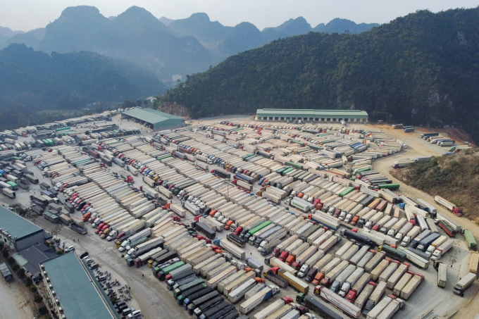 Hình ảnh hàng nghìn container ùn tắc tại cửa khẩu Lạng Sơn. Ảnh: Tùng Đinh.