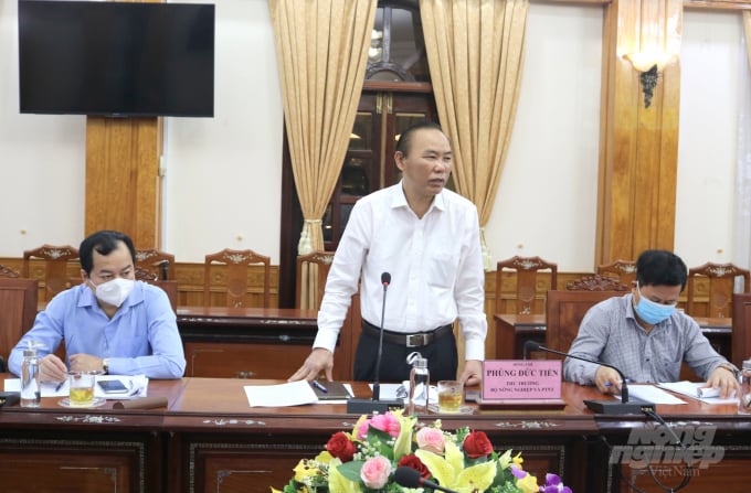 Thứ trưởng Bộ NN-PTNT Phùng Đức Tiến làm việc với UBND tỉnh Bình Định về công tác chống khai thác IUU. Ảnh: Vũ Đình Thung.