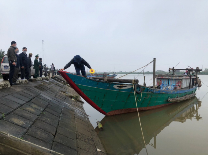 Đoàn kiêm tra liên ngành triển khai kiểm tra, rà soát các tàu cá chưa lắp thiết bị giám sát hành trình. Ảnh: PVT.