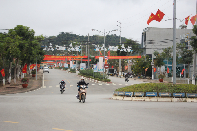 Sop Cop district center is developing more and more, taking the appearance of a small urban town. Photo: Trung Quan.