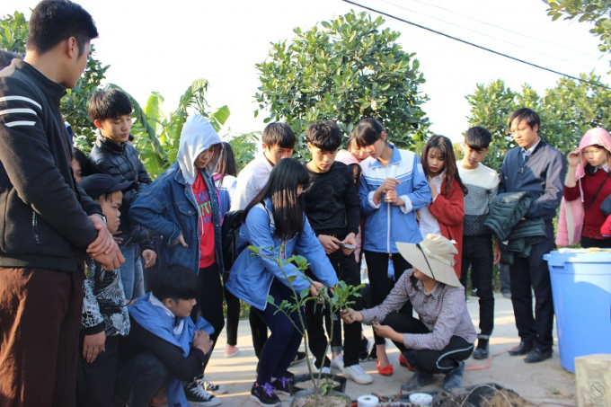 Khách du lịch trải nghiệm về nông nghiệp.