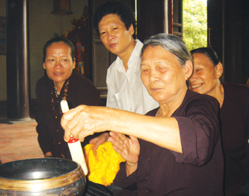 Nhà văn Nguyễn Thành Phong cùng các cụ trong làng thử chuông đồng mang từ Lâm Tỳ Ni về làng.