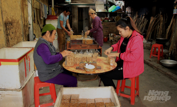 Nhiều gia đình ở xóm Nà Giàng, xã Ngọc Đào, huyện Hà Quảng gìn giữ và phát triển nghề làm bánh Khẩu sli. Ảnh: Công Hải.