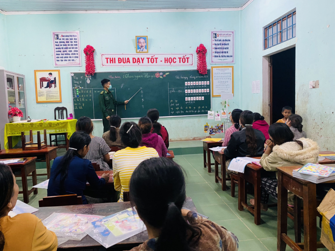 Thượng úy Hồ Văn Hữu trực tiếp đứng lớp dạy chữ cho các học viên tại thôn A Dơi Đớ. Ảnh: Viết Hà.