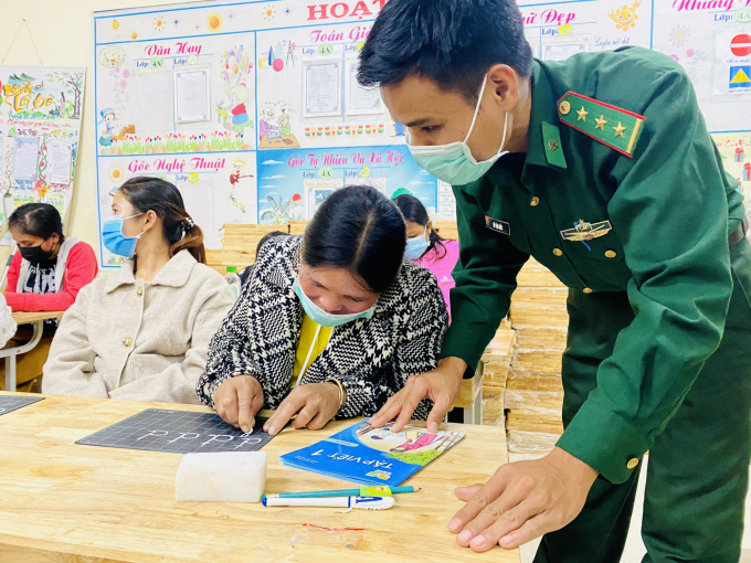  'Thầy giáo quân hàm xanh' uốn nắn từng nét chữ cho học viên. Ảnh: Viết Hà.