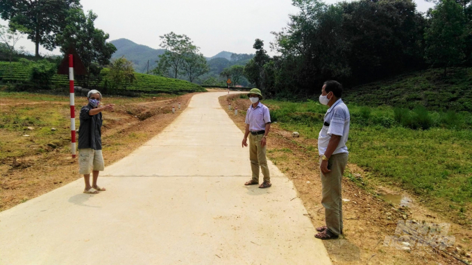 Ông Hứa Văn Lìm (ngoài cùng bên trái) là người hiến nhiều đất nhất đường mới về xóm Thịnh Đức 1. Ảnh: Đồng Văn Thưởng.