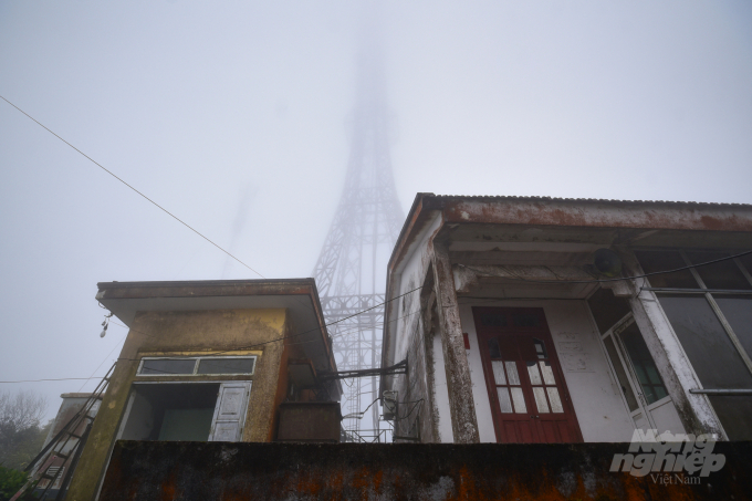 Trạm phát sóng FM của Đài Tiếng nói Việt Nam nằm trên đỉnh Phia Oắc cao 1.931 m của huyện Nguyên Bình, Cao Bằng, mùa đông thường xuyên mây mù bao phủ. Ảnh: Tùng Đinh.