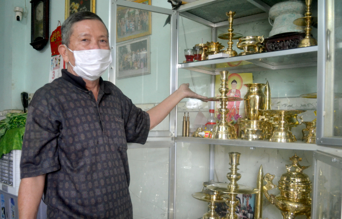 Nghệ nhân Biện Cư giới thiệu sản phẩm làm ra của làng nghề đúc đồng Phú Lộc Tây. Ảnh: Kim Sơ.