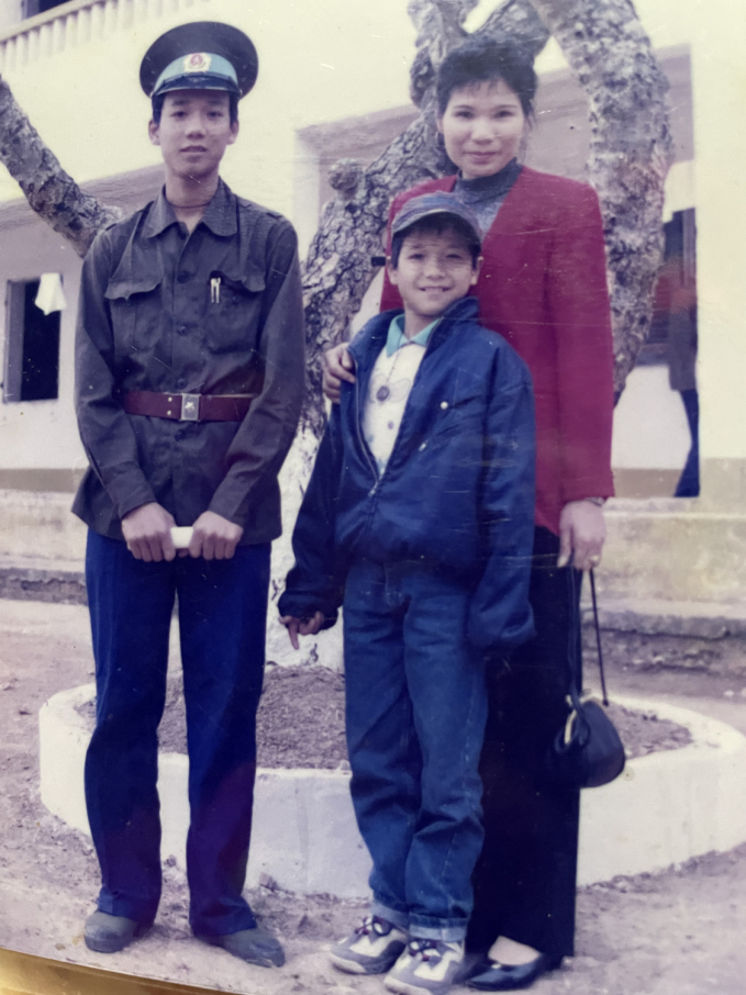 Vũ Minh Khuê cùng mẹ và em trai ngày mới vào quân đội. Ảnh: Gia đình cung cấp.