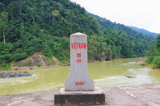Cột mốc số 18, nơi con sông Đà chảy vào đất Việt. Ảnh: Viết Hà. 