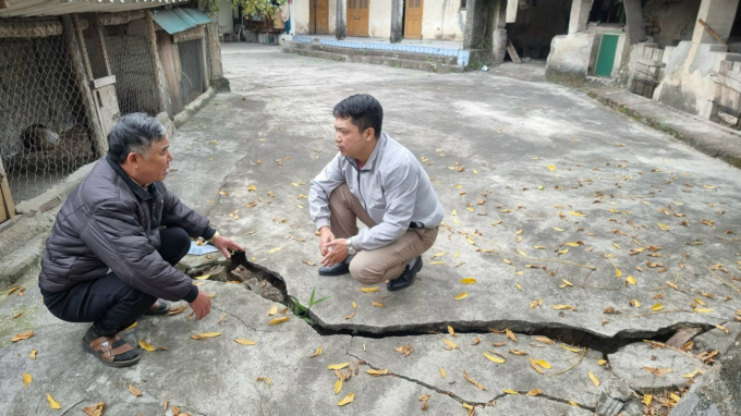 Một vết nứt ở trước công nhà dân có dấu hiệu mở rộng ra trong thời gian gần đây. Ảnh: Toán Nguyễn.