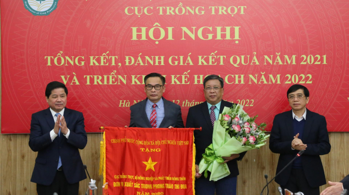 Thứ trưởng Bộ NN-PTNT Lê Quốc Doanh (ngoài cùng bên trái) thừa uỷ quyền của Thủ tướng Chính phủ trao tặng Cờ thi đua cho Cục Trồng trọt. Ảnh: Minh Phúc.