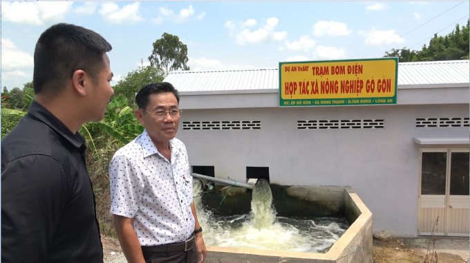 Ông Trương Hữu Trí, Giám đốc HTX Gò Gòn giới thiệu Trạm bơm điện do Dự án VnSAT hỗ trợ bà con nông dân. Ảnh: TL.