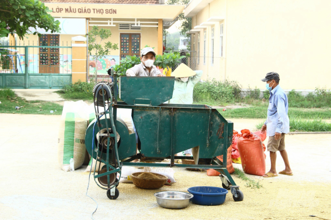 Trước khi nhập lúa giống cho ThaiBinh Seed, nông dân rê lúa kỹ lưỡng. Ảnh: Vũ Đình Thung.