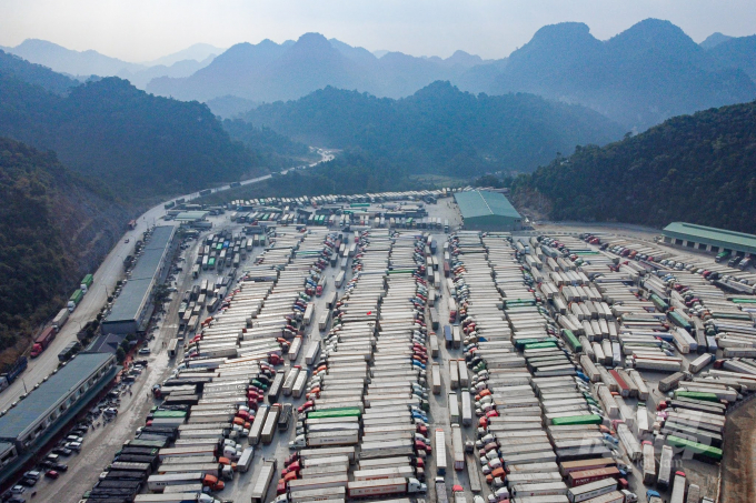 Các xe container chở hàng hóa xuất khẩu ùn ứ tại cửa khẩu tỉnh Lạng Sơn hồi tháng 12/2021. Ảnh: Tùng Đinh.