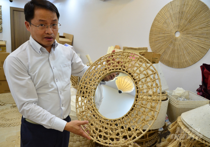 Mr. Dung with products made from banana fibers. Photo: Duong Dinh Tuong.