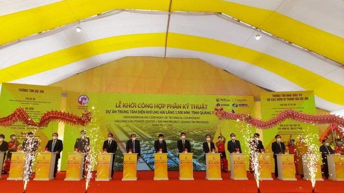 Các đại biểu nhấn nút khởi công hợp phần kỹ thuật dự án Trung tâm điện khí LNG Hải Lăng, tỉnh Quảng Trị, giai đoạn 1. Ảnh: CĐ.