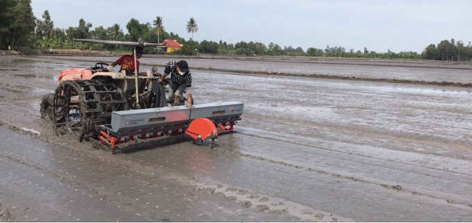 Bộ phận sạ lúa theo khóm kết nối trên máy cày thuộc mô hình canh tác lúa thông minh tại huyện Châu Phú (An Giang) vụ đông xuân 2021 - 2022. Ảnh: Ngô Văn Đây.