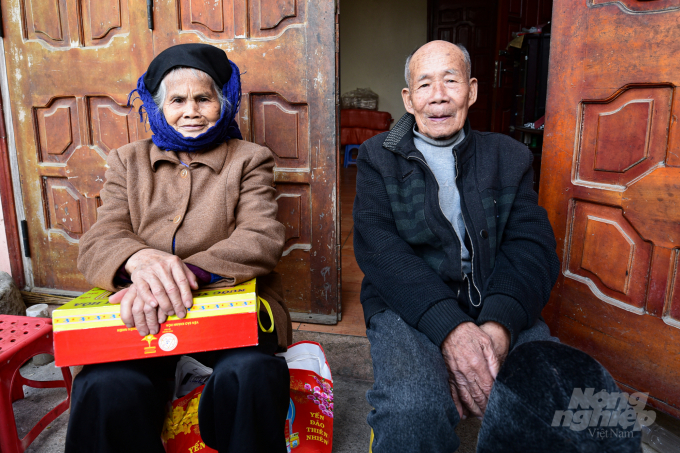 Vợ chồng ông Nông Văn Phương và bà Hà Thị Tháo kể lại chuyện mỏ. Ảnh: Tùng Đinh.