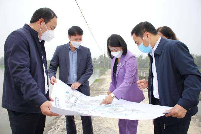 Đoàn công tác của UBND huyện Tứ Kỳ thăm liên vùng sản xuất thủy sản ứng dụng công nghệ cao tại 3 xã Quang Phục, Tân Kỳ, Tái Sơn (Tứ Kỳ). Ảnh: Trung Quân.