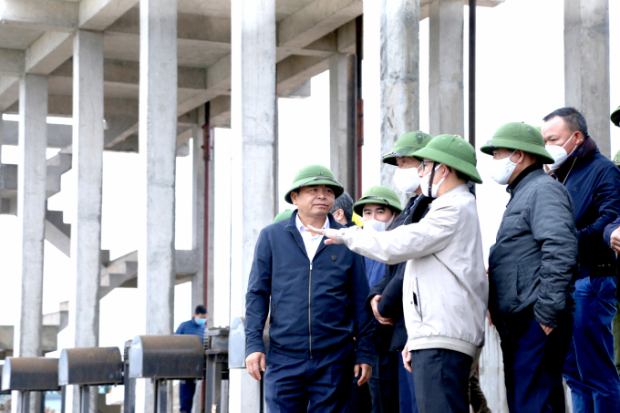 Thứ trưởng Nguyễn Hoàng Hiệp (ngoài cùng hàng đầu bên trái) kiểm tra công tác lấy nước tại cống Triều Dương. Ảnh: Minh Phúc.