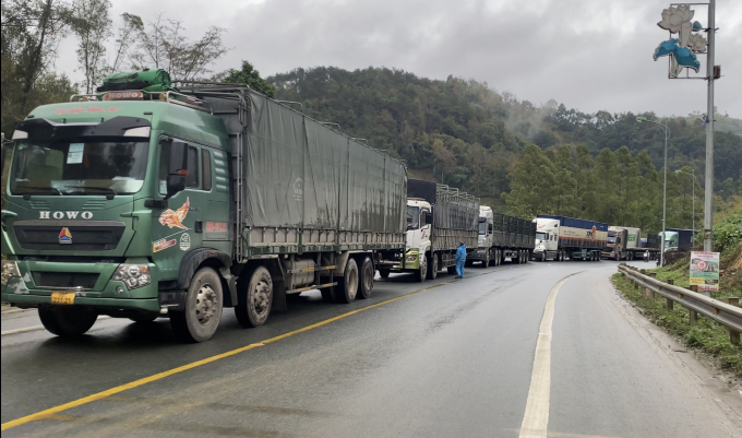 Xe hàng hóa nông sản Việt Nam xuất sang Trung Quốc có thời điểm ùn tắc tại cửa khẩu Lạng Sơn.