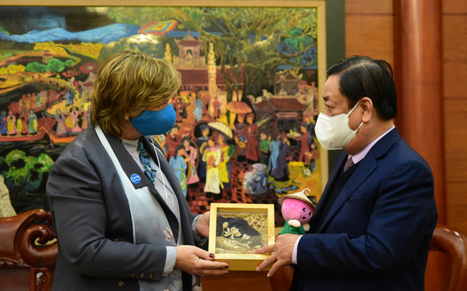 Bộ trưởng Lê Minh Hoan tặng Trưởng đại diện Unicef tại Việt Nam quà lưu niệm. Ảnh: Minh Phúc.