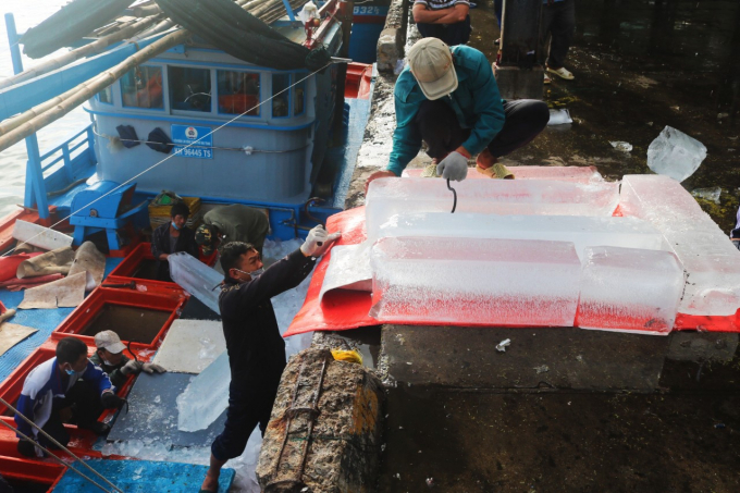 Fishing boats get materials supply to stay at sea through Tet for 'hunting' tuna. Photo: KS.
