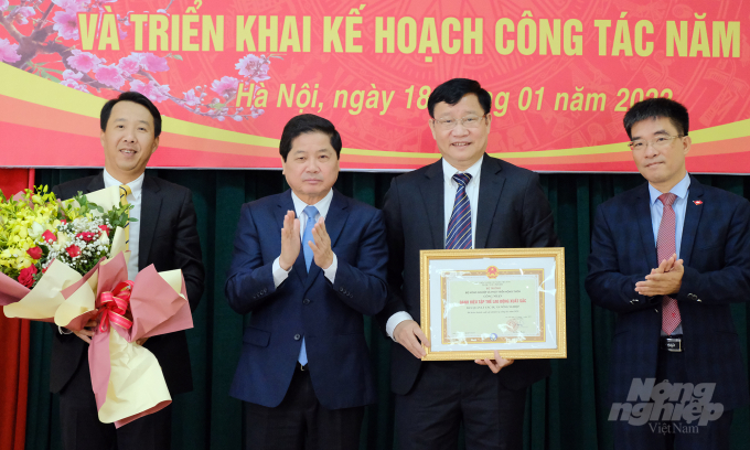 Thứ trưởng Lê Quốc Doanh trao Danh hiệu Tập thể Lao động xuất sắc của Bộ trưởng Bộ NN-PTNT cho CPO Nông nghiệp. Ảnh: Bảo Thắng.