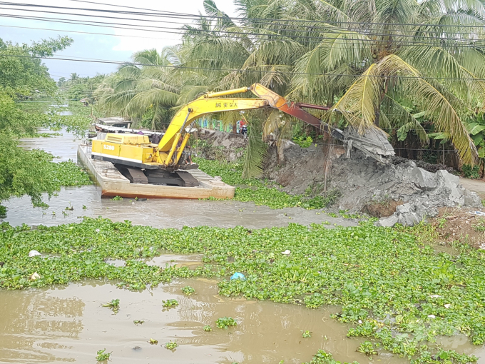 Dredging channels to store water for farming. Photo: Trọng Linh.