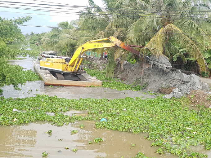 Các địa phương, chủ động nạo vết hệ thống thủy lợi trữ nước phục vụ sản xuất. Ảnh: Trọng Linh.