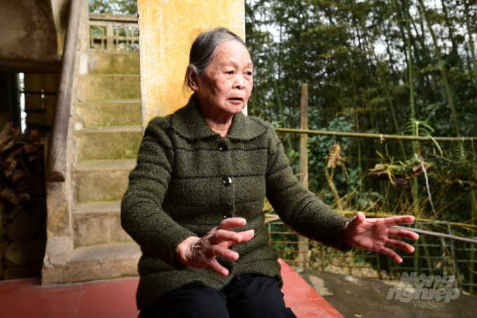 Bà Đinh Thị Lựu đang tả lại những chiếc 'chảo trâu' dùng để nấu ăn trong nhà phúc lợi của Mỏ thiếc Tĩnh Túc những năm 1960. Ảnh: Tùng Đinh.
