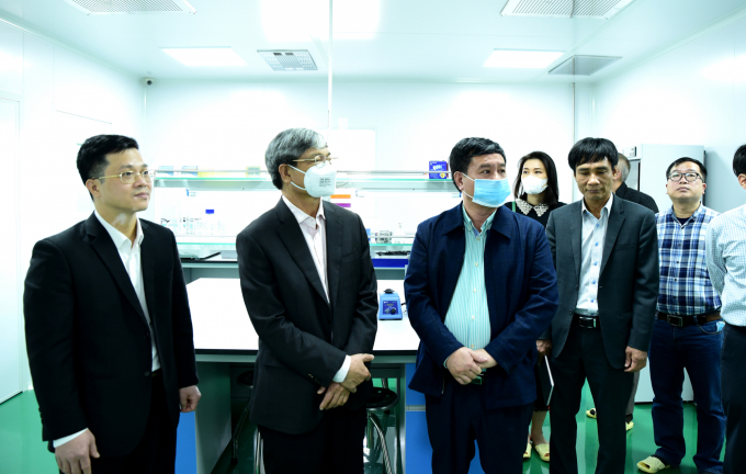 Leaders of the Department of Animal Health and delegates inspect the completion of the biosafety level III laboratory of the Central Veterinary Drug Control Center I in Soc Son district on January 19. Photo:  Minh Phuc.
