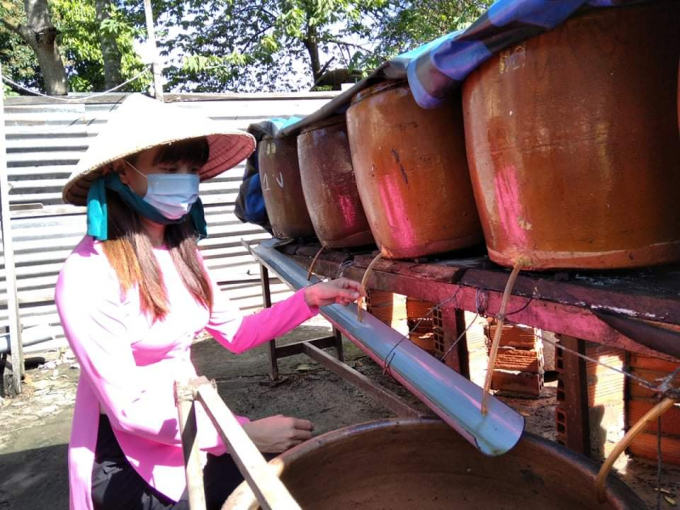 Cơ sở sản xuất nước mắm nhỉ của Lương Thị Bích Tuyền chuẩn bị nhiều mặt hàng nước mắm cá linh đặc sản cho thị trường Tết. Ảnh: Trọng Trung.