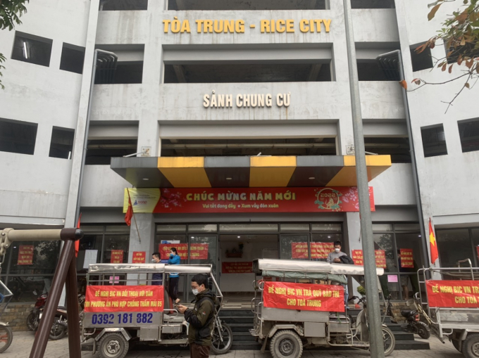 Cư dân căng băng rôn khẩu hiệu phản đối chủ đầu tư Công ty BIC Việt Nam.