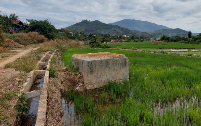 Công trình đặt cống sâu 3 m so với mặt ruộng, dân không thể lấy nước. Do đó chính quyền phải dùng lại mương thủy lợi cũ. Ảnh: Quang Yên.