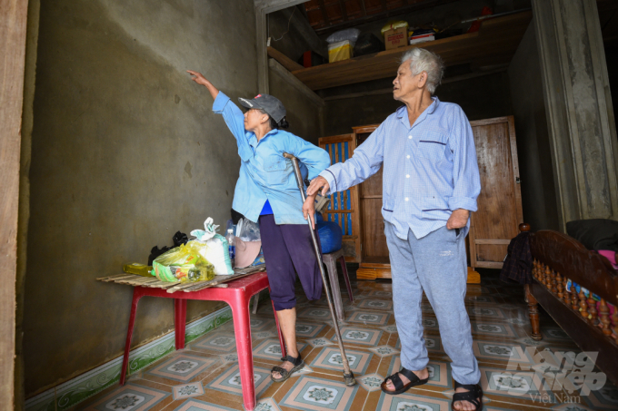 Gia đình ông Bùi Hữu Thân (84 tuổi) và bà Võ Thị Nén (64 tuổi) ở xóm 2, thôn An Xá, xã Lộc Thủy (Lệ Thủy, Quảng Bình) bị ảnh hưởng nặng do đợt thiên tai. Ảnh: Tùng Đinh.