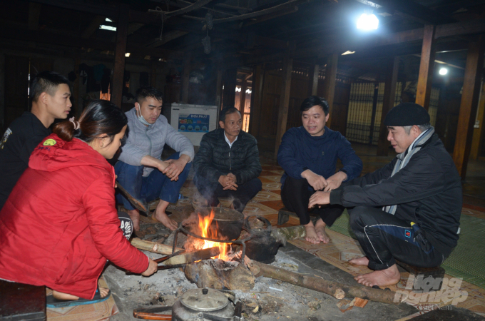 Ông Đặng Văn Minh cùng các con cháu. Ảnh: Đào Thanh.